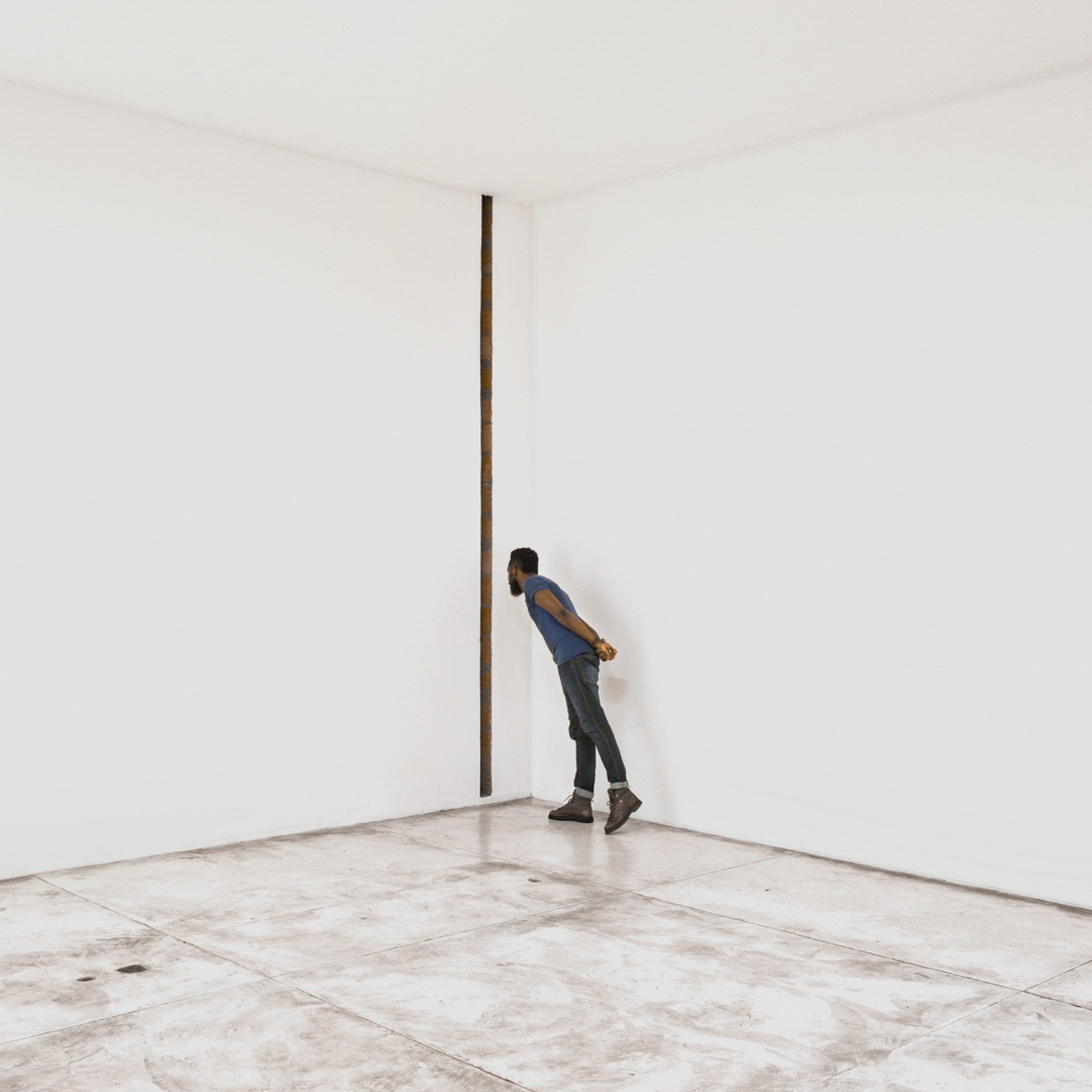 visite Inhotim compre ingressos homem em galeria branca