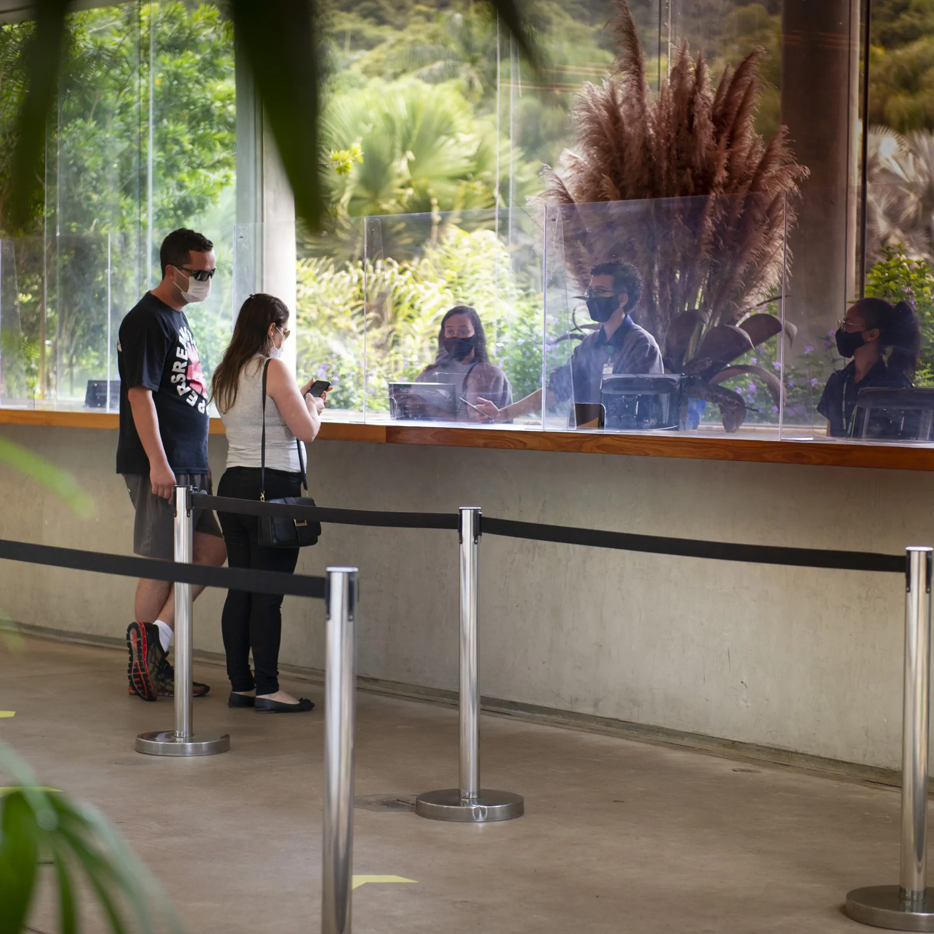 Visite Inhotim protocolo covid-19 visitantes na recepção