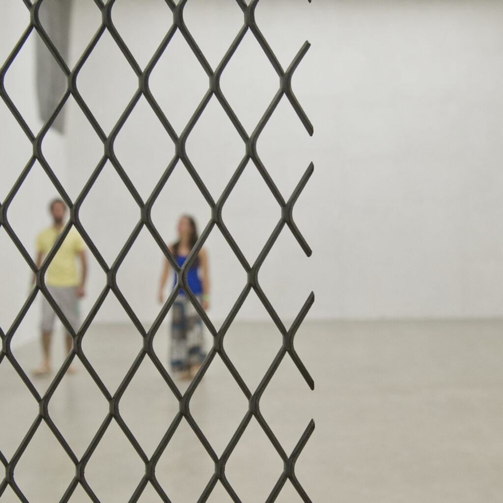 Obra Neither, 2004, de Doris Salcedo. Acervo de arte contemporânea do Inhotim