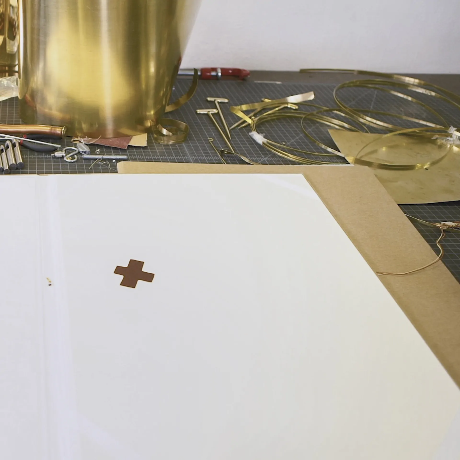 Laura Vicini comments on the ‘X’ as an emblematic element of her artistic trajectory and how it materialized in two commissioned works of the Múltiplos Inhotim project,