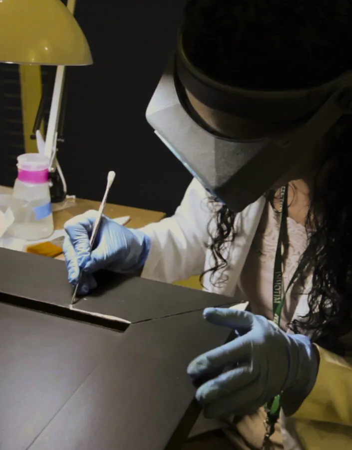 A equipe técnica de conservadores e restauradores do Inhotim conta sobre o processo de restauro de As belas relações II (2000)