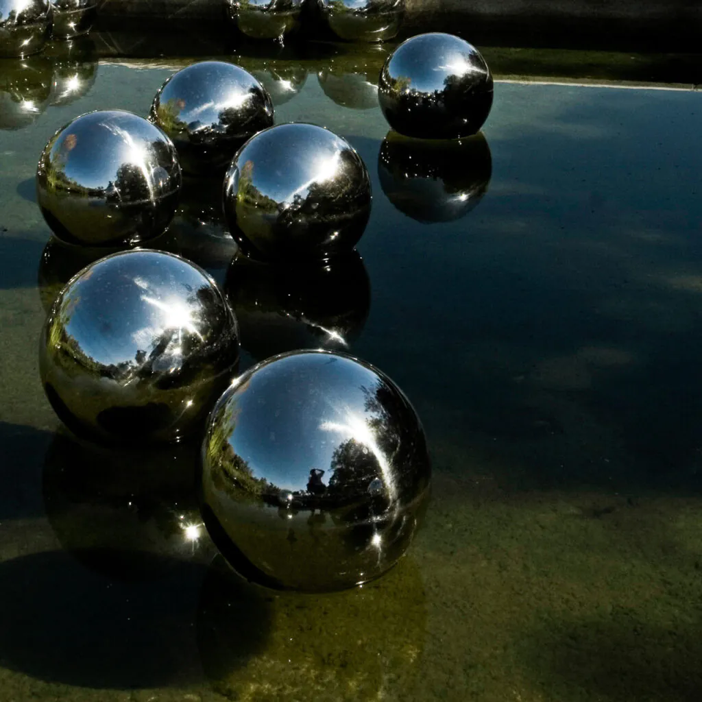 Yayoi Kusama, Narcissus Garden, 1966/2009, [detalhe], esferas de aço inoxidável, dimensões variáveis. Foto: Pedro Motta