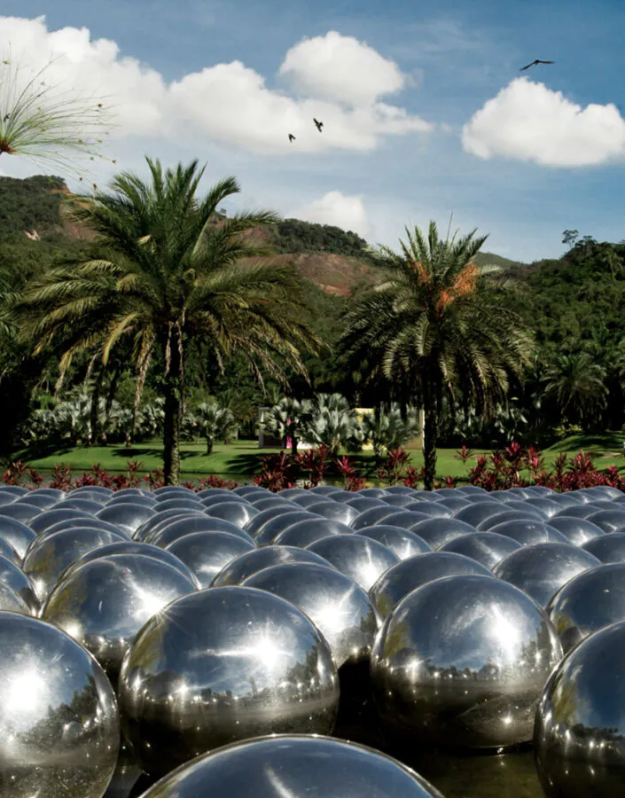 Yayoi Kusama, Narcissus Garden Inhotim, 2009, esferas de aço inoxidável, dimensões variáveis. Foto: Daniela Paolielo