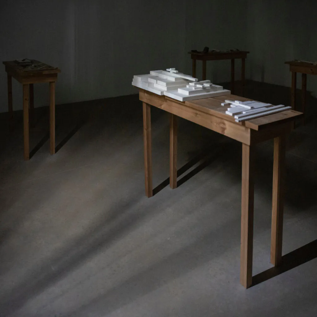 Victor Grippo, La Intimidad de la Luz en St. Ives, 1997, 6 mesas, gesso, moldes, argila, água, ferramentas e texto, dimensões variáveis. Foto: Daniela Paoliello