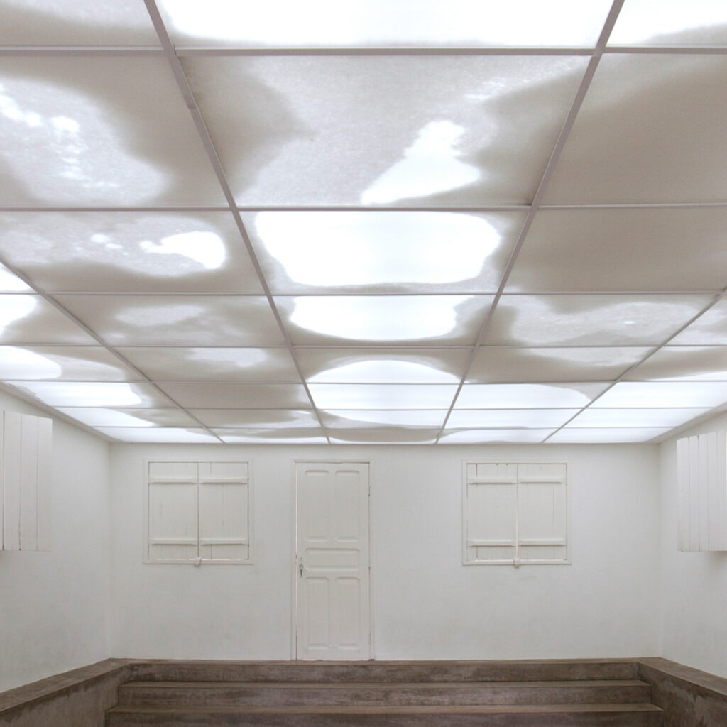 Obra Continente/Nuvem, 2008, de Rivane Neuenschwander. Acervo de arte contemporânea do Inhotim.
