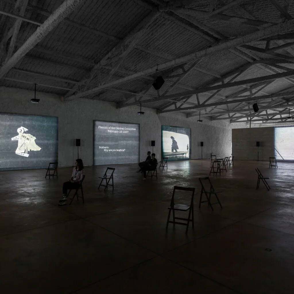 William Kentrigde, I am not me, the horse is not mine, 2008, videoinstalação Foto: Eduardo Eckenfels
