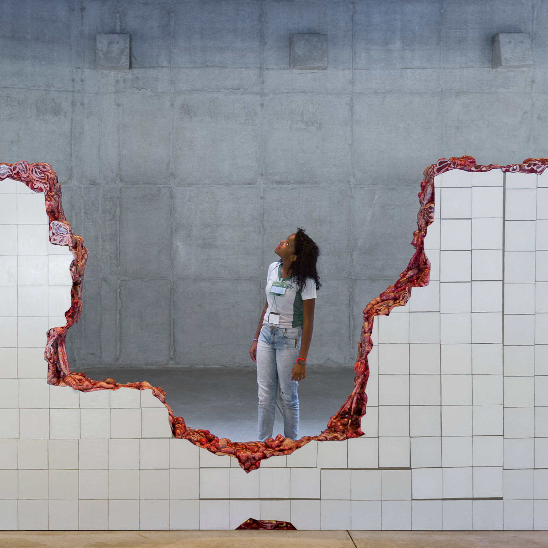 As visitas percorrerão alguns trabalhos de artistas mulheres em exposição no Inhotim, como Adriana Varejão, Cláudia Andújar, Lucia Koch, Lygia Pape, Marilá Dartot, Rivane Neuenschwander, Valeska Soares e Yayoi Kusama.