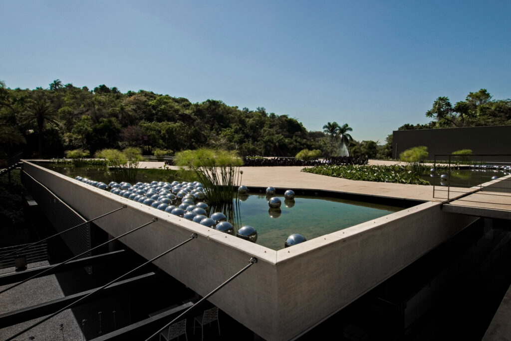 Obra Narcissus Garden Inhotim, 2009, de Yayoi Kusama. Acervo de arte contemporânea do Inhotim