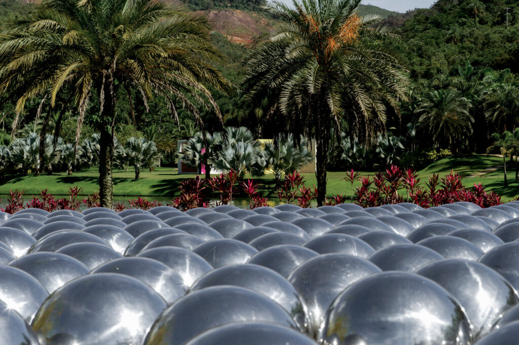 Obra Narcissus Garden Inhotim, 2009, de Yayoi Kusama. Acervo de arte contemporânea do Inhotim