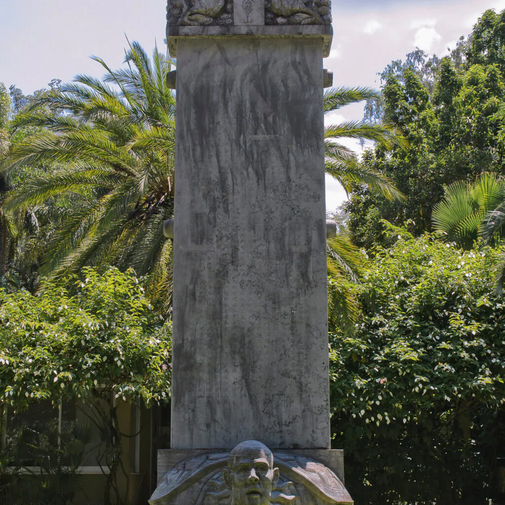 Zhang Huan, Gui Tuo Bei, 2001, pedra, 640x195x250 cm. ​Foto: William Gomes