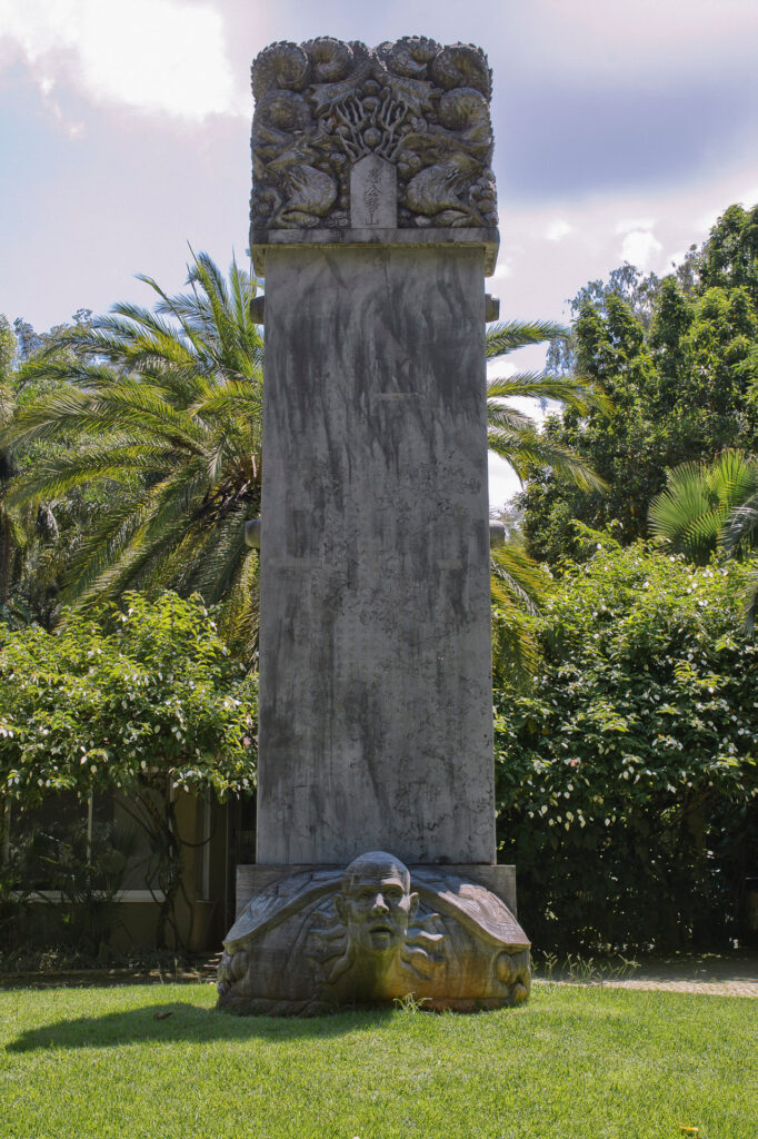 Obra Gui Tuo Bei, 2001, de Zhang Huan. Acervo de arte contemporânea do Inhotim