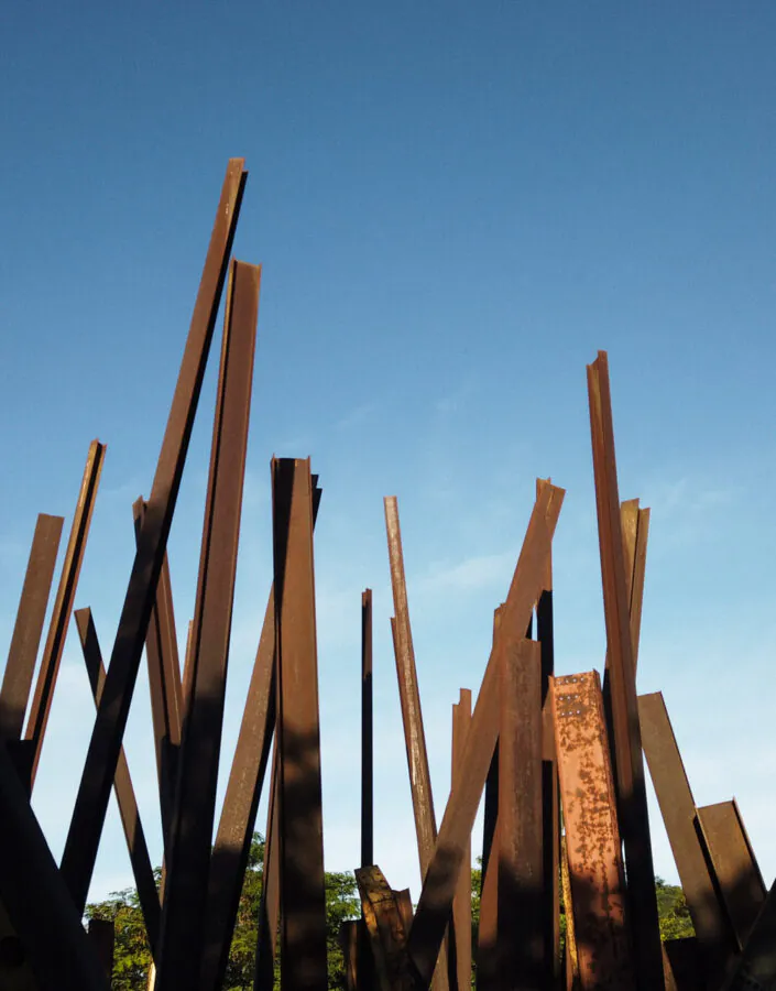 Chris Burden, Beam Drop Inhotim, 2008, [detalhe],  concreto e 71 vigas de aço, 12x12x11 m. Foto: Carol Lopes