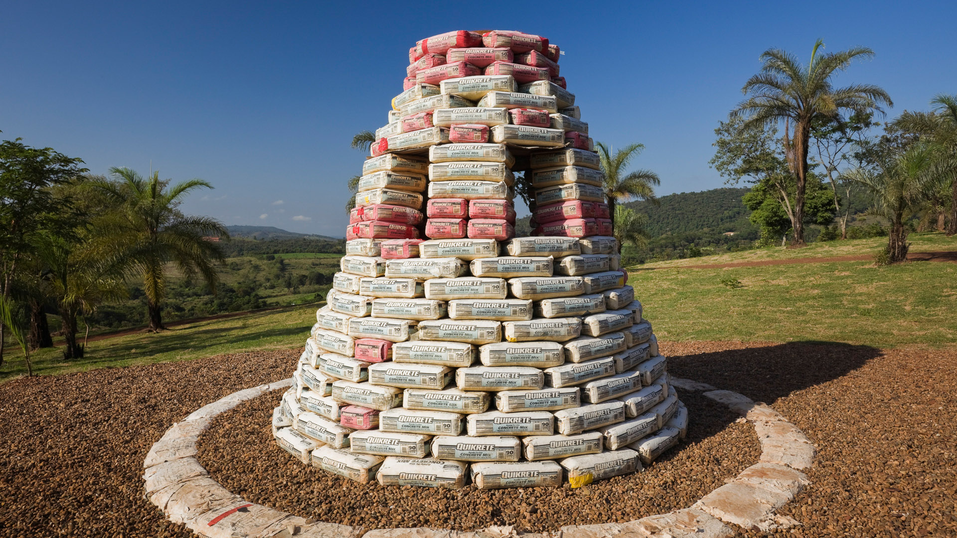 Beehive Bunker (2006), Chris Burden. Acervo de arte contemporânea Inhotim