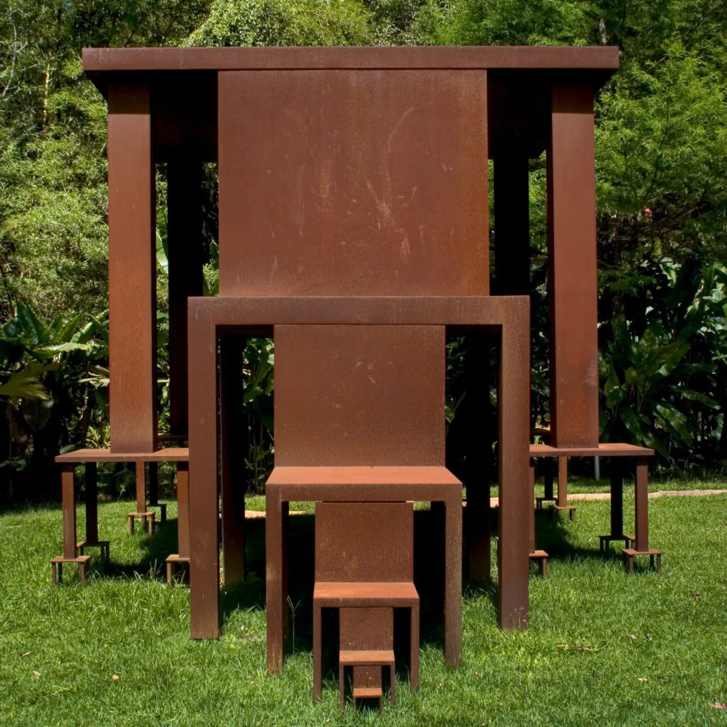 Cildo Meireles, Inmensa, 1982-2002, aço corten, 400x810x445 cm. Foto: Pedro Motta