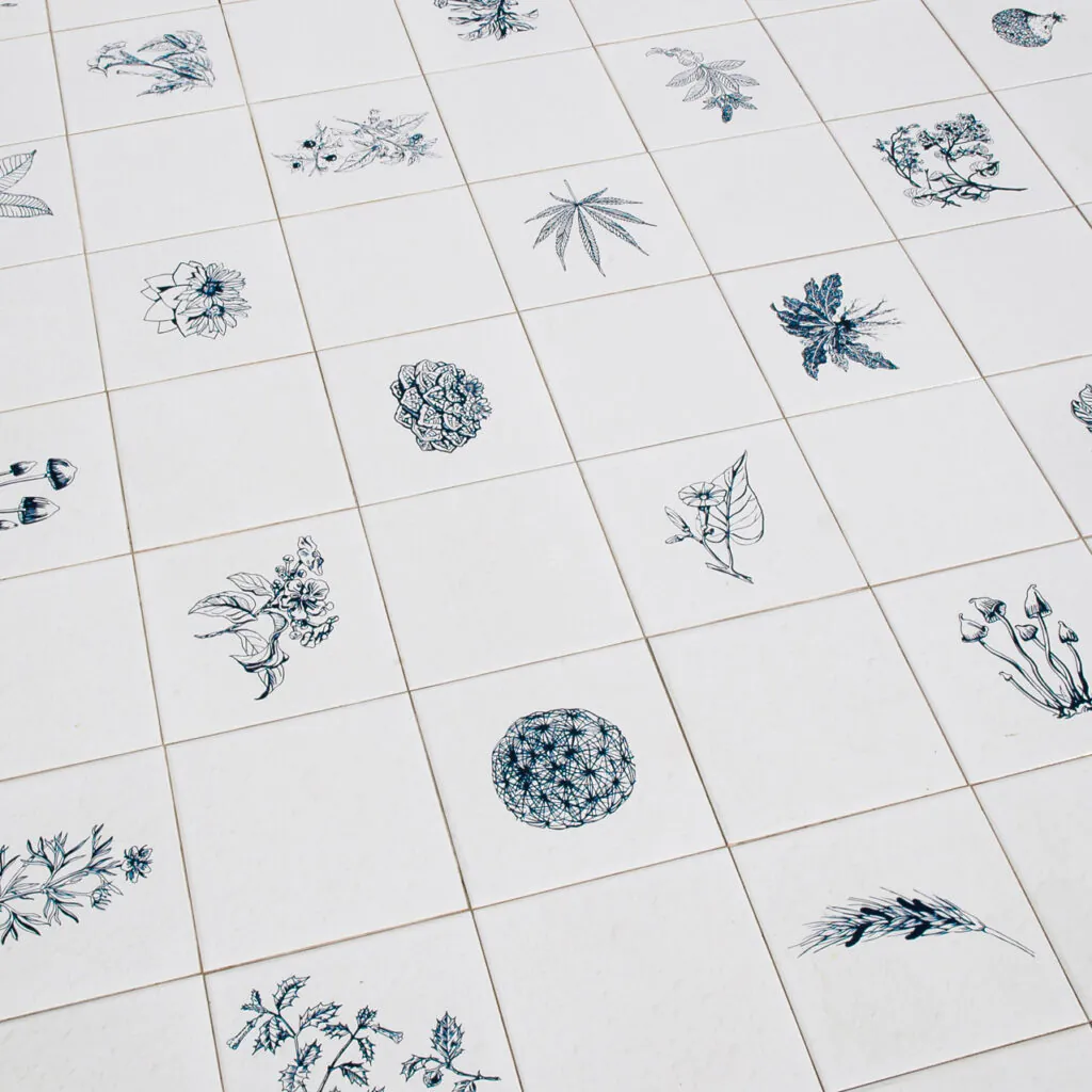 Adriana Varejão, Panacea Phantastica, 2003-08, [detalhe],serigrafia sobre azulejo, 40 x 202 x 202 cm. Foto: Vicente Mello.