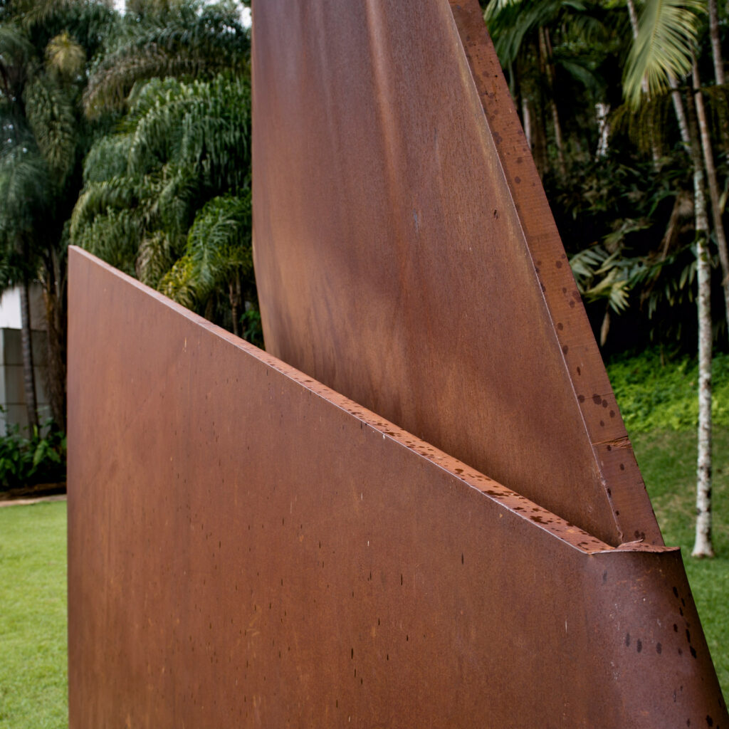 Obra Sem título, 2001, de Amilcar de Castro. Acervo de arte contemporânea do Inhotim