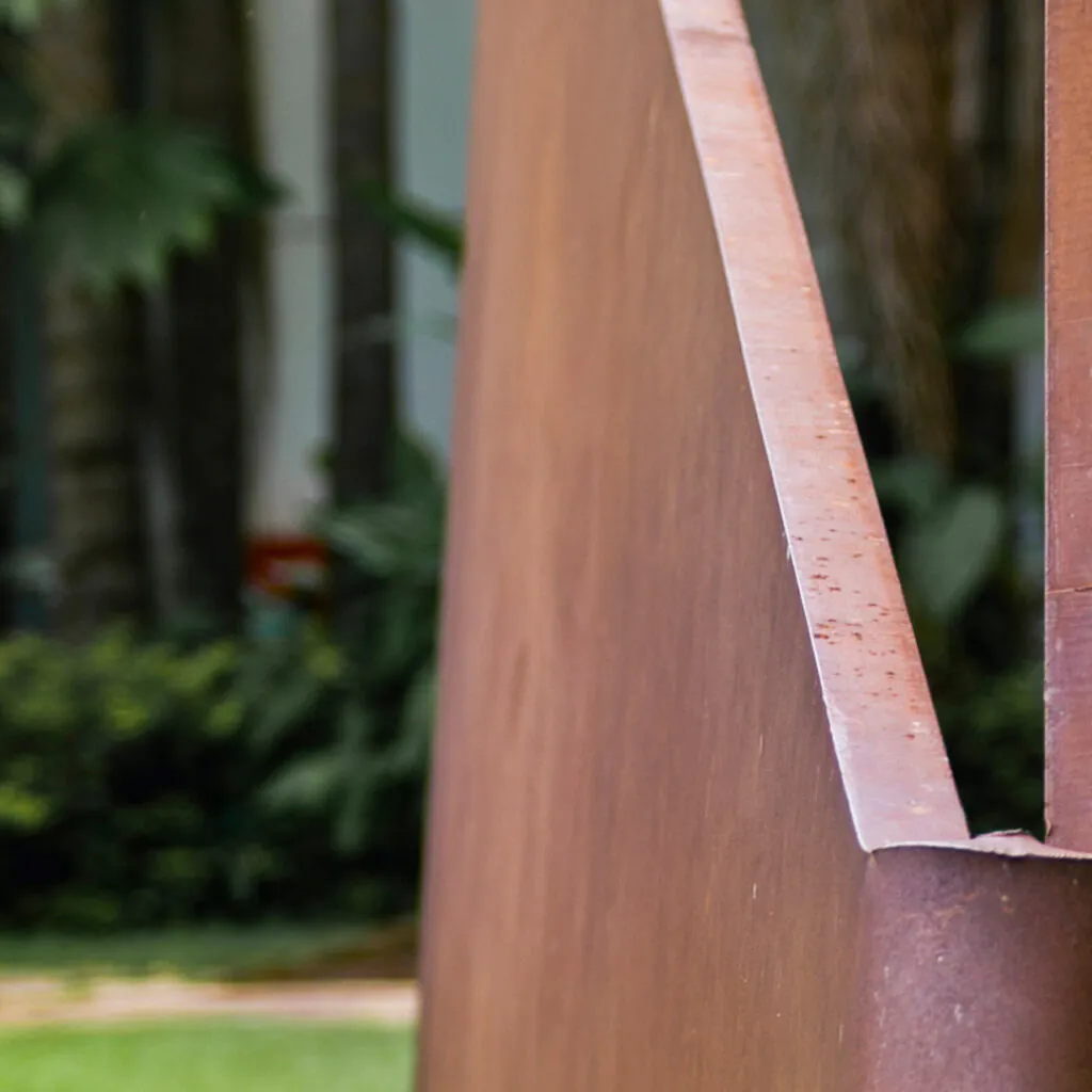 Amilcar de Castro, Sem título, 2001, [detalhe], aço corten, 448 x 500 x122 cm. Foto: William Gomes