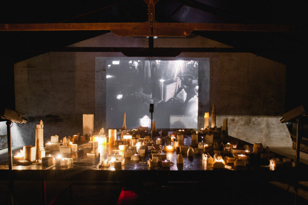 Obra Ahora Juguemos a Desaparecer (II), 2002, de Carlos Garaicoa. Acervo de arte contemporânea do Inhotim.