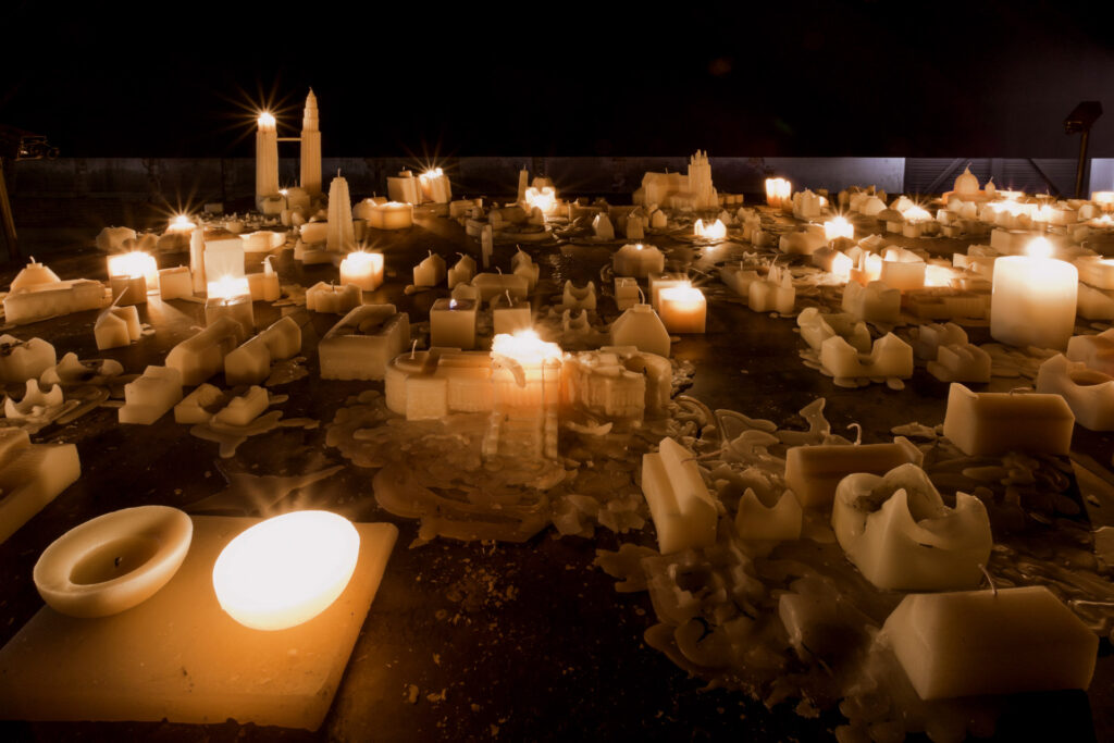 Obra Ahora Juguemos a Desaparecer (II), 2002, de Carlos Garaicoa. Acervo de arte contemporânea do Inhotim.