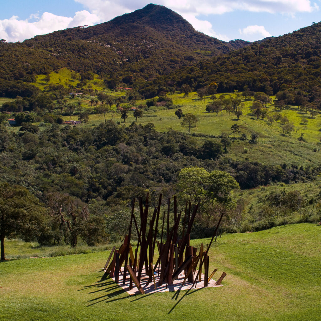 Obra Beam Drop Inhotim, 2008, de Chris Burden, . Acervo de arte contemporânea do Inhotim