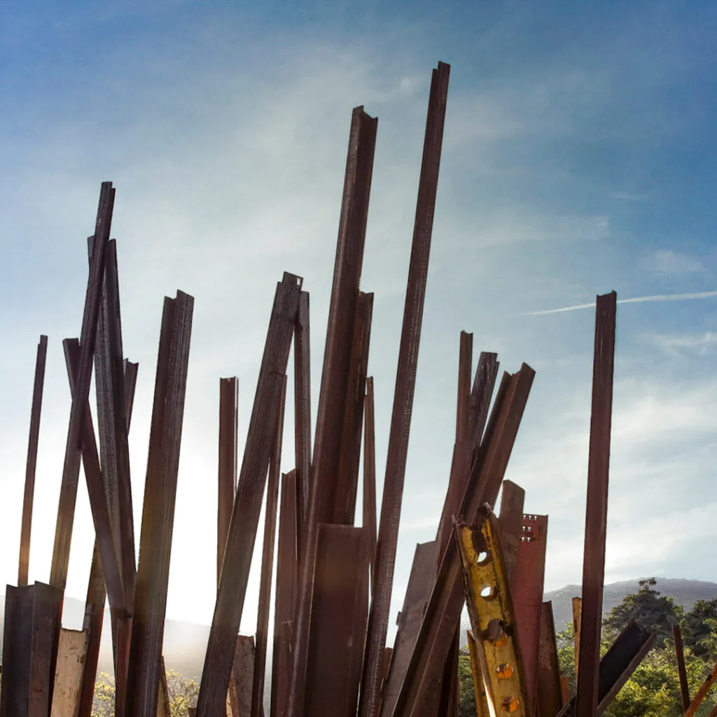 Chris Burden, Beam Drop Inhotim, 2008, [detalhe],  concreto e 71 vigas de aço, 12x12x11 m. Foto: Eduardo Eckenfels