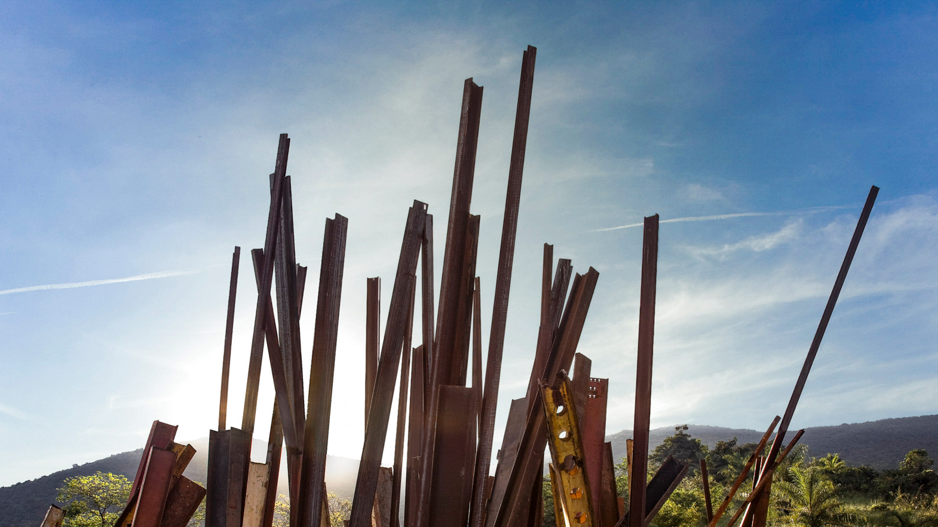 Obra Beam Drop Inhotim, 2008, de Chris Burden, . Acervo de arte contemporânea do Inhotim