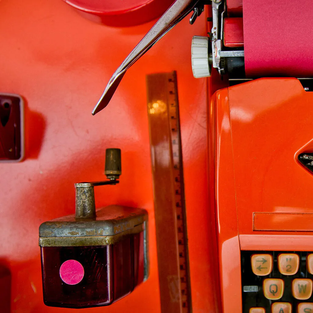 Obra Desvio para o vermelho I: Impregnação, de Cildo Meireles. Acervo de arte contemporânea Inhotim