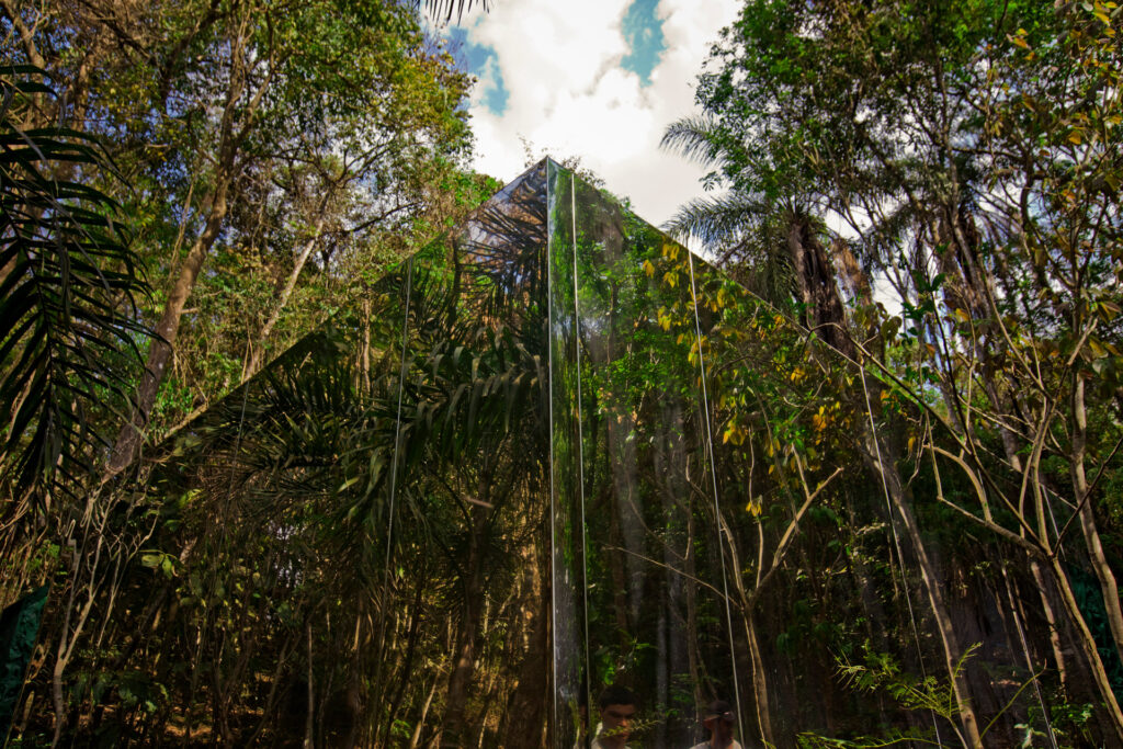 O Vegetation Room Inhotim, 2010-12, da artista Cristina Iglesias. Acervo de arte contemporânea do Inhotim