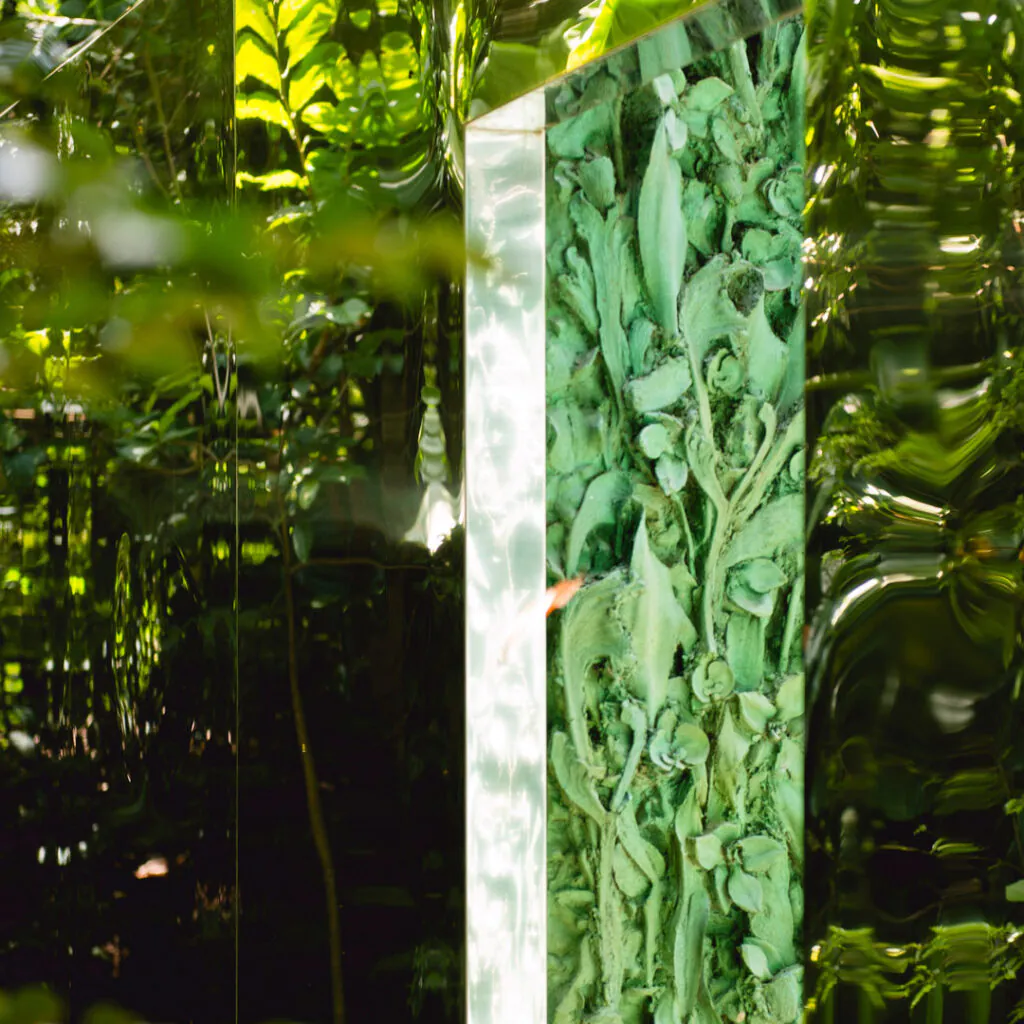 ​Cristina Iglesias, Vegetation Room Inhotim, 2010-12, [detalhe], aço, inox, bronze, resina de poliéster e fibra de vidro, 285x940x940 cm. Foto: William Gomes.