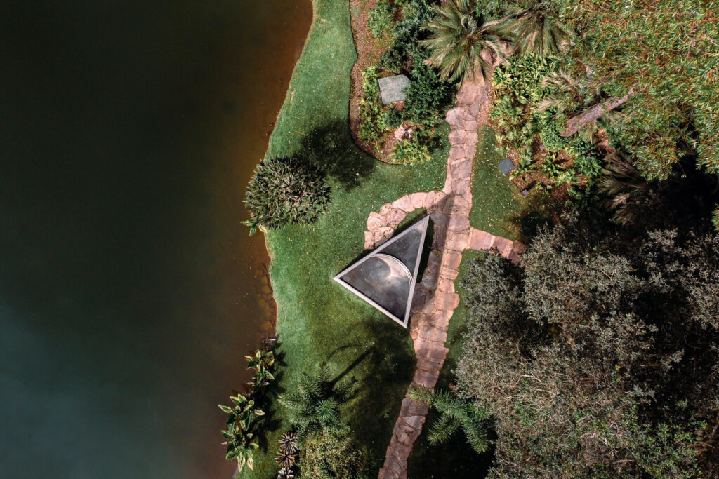 Obra Bisected Triangle, Interior Curve, 2002, de Dan Graham. Acervo de arte contemporânea Inhotim