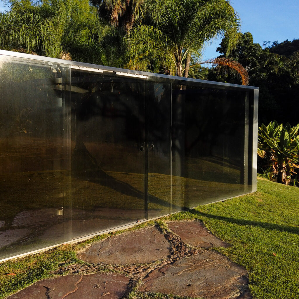 Bisected Triangle, Interior Curve, 2002, de Dan Graham. Acervo de arte contemporânea Inhotim