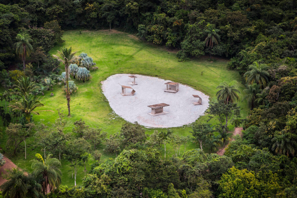 Obra Desert Park, 2010 de Dominique Gonzalez-Foerster. Acervo de arte contemporânea Inhotim