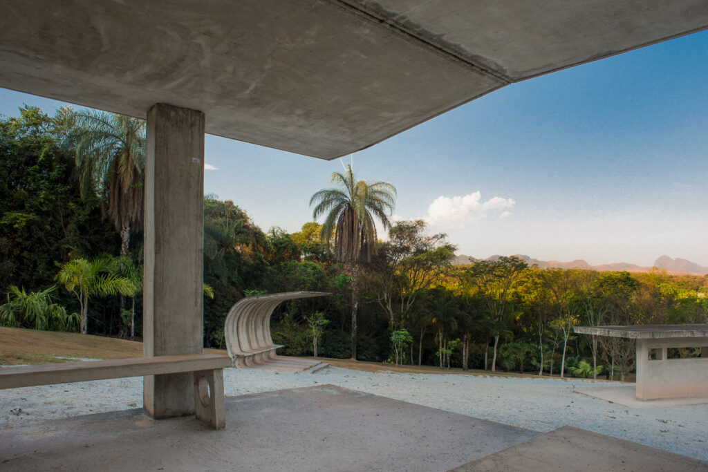 Obra Desert Park, 2010 de Dominique Gonzalez-Foerster.Acervo de arte contemporânea Inhotim