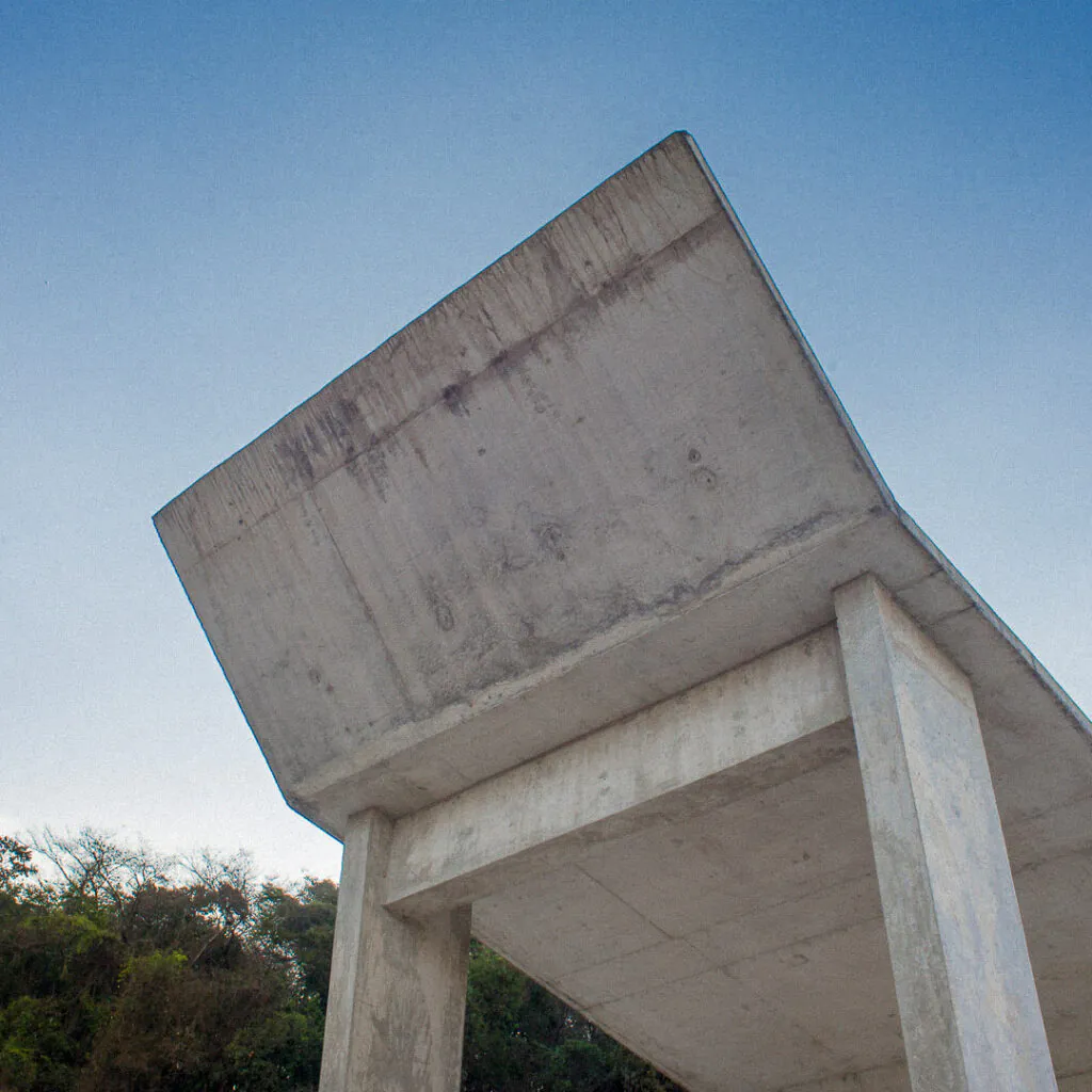 Dominique Gonzalez-Foerster, Desert Park, 2010, [detalhe], concreto, areia, livros diversos, dimensões variáveis. Foto: Daniela Paoliello.