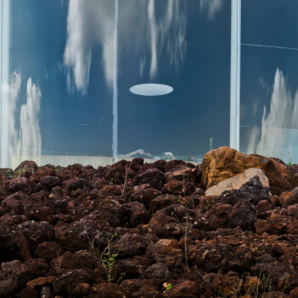 Doug Aitken, Sonic Pavilion, 2009,[detalhe], pavilhão de vidro e aço revestido de película plástica, poço tubular de 202 m de profundidade, microfones e equipamentos de amplificação sonora, 335x1400 cm. Foto: William Gomes.