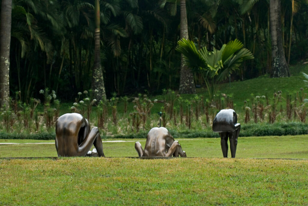 Obras sem título, 2000; sem título, 2002; sem título, 2005, de Edgar de Souza. Acervo de arte contemporânea Inhotim.