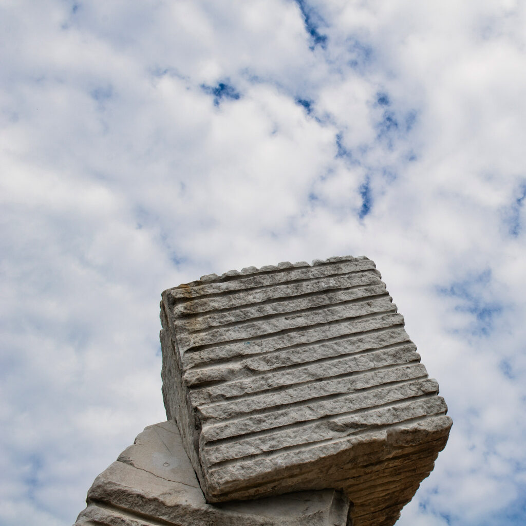 Obra Equilíbrio Armado, 2004, de Elisa Bracher. Acervo de arte contemporânea do Inhotim