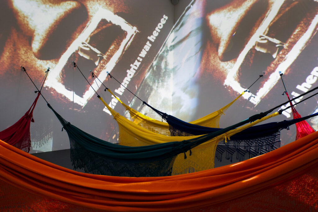 Cosmocaca/CC5 Hendrix-war, 1973 de Helio Oiticica e Neville D’Almeida. Acervo de arte contemporânea Inhotim