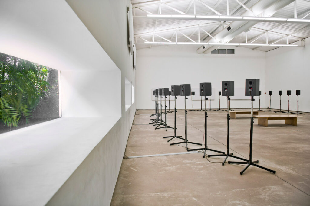 Forty Part Motet, 2001 de Janet Cardiff. Acervo de arte contemporânea Inhotim