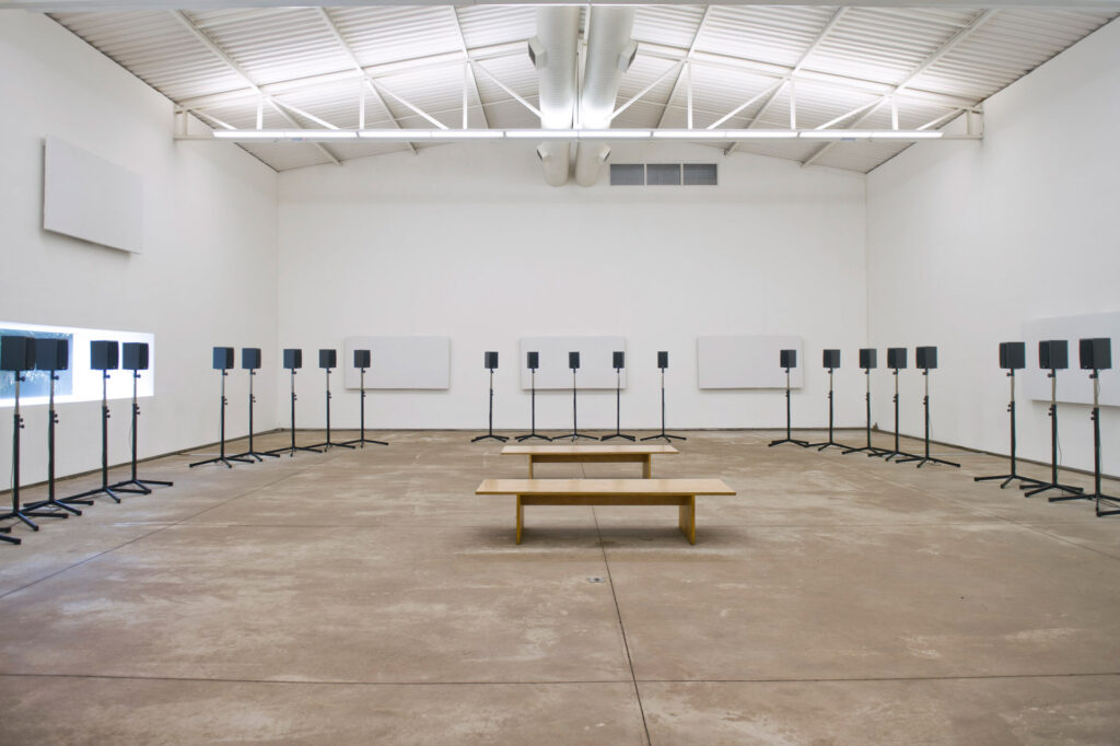 Forty Part Motet, 2001 de Janet Cardiff. Acervo de arte contemporânea Inhotim