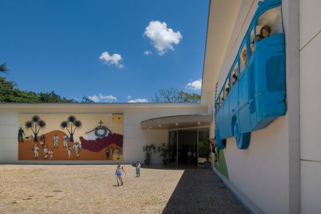 Obras Abre a porta, 2006; Rodoviária de Brumadinho, 2005, de John Ahearn & Rigoberto Torres. Acervo de arte contemporânea Inhotim