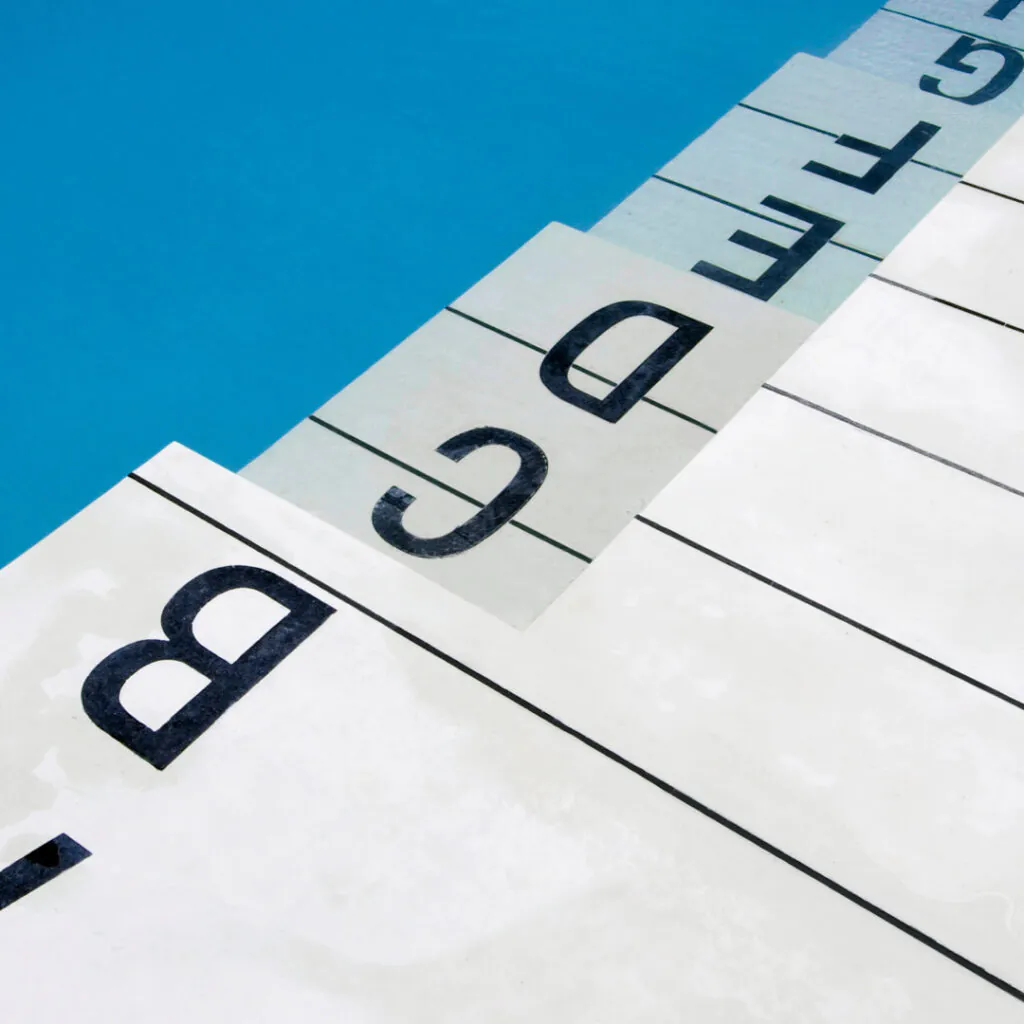 Jorge Macchi, Piscina, 2009, [detalhe]  massa de cimento branco e granito, 12x12x1,8 m. Foto: Pedro Motta