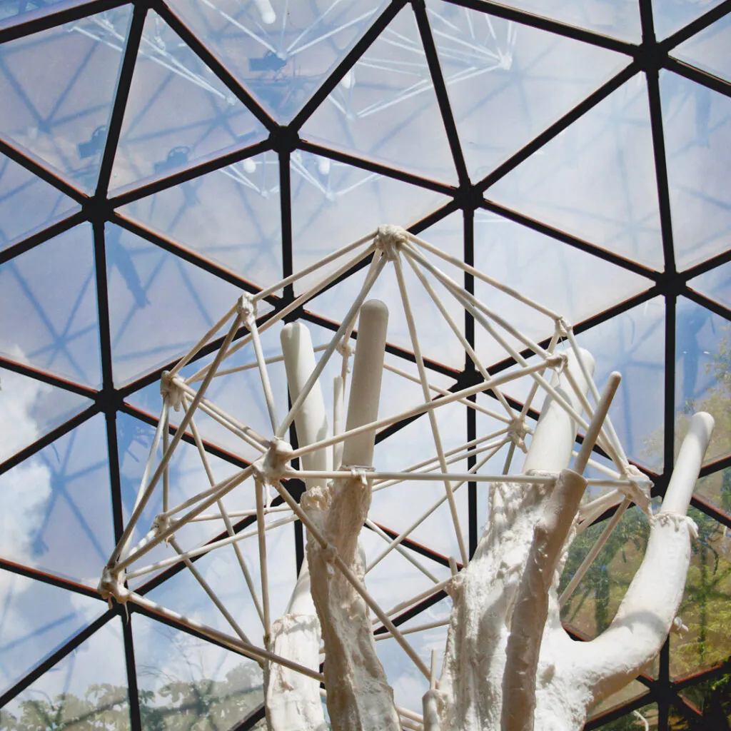 Matthew Barney, De lama lâmina, 2009,[detalhe],  domos geodésicos em aço e vidro, trator florestal, escultura em polietileno, 8x14x55 m. Foto: William Gomes