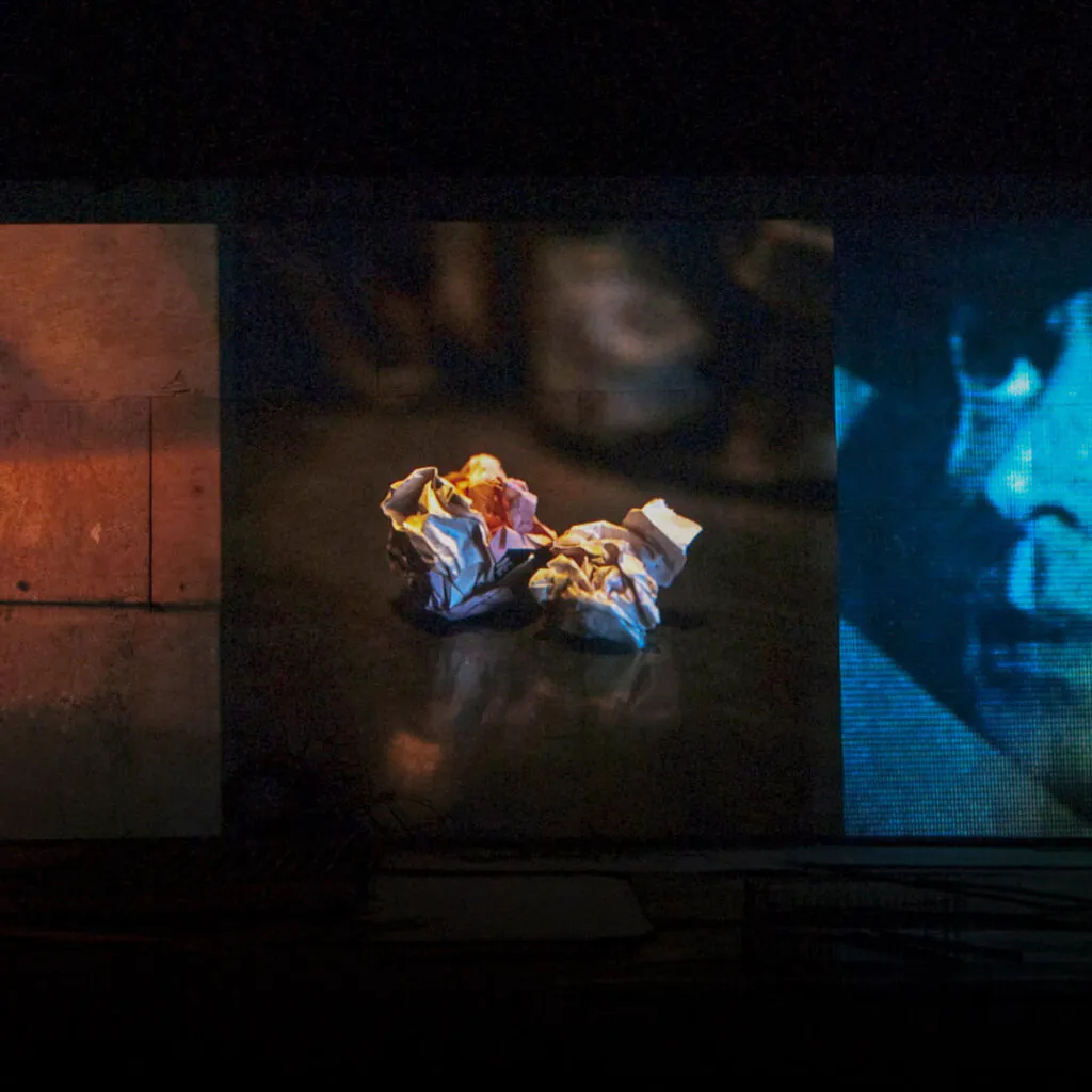 Miguel Rio Branco, Entre os olhos o deserto, 1997, [detalhe],  projeção digital em loop, som estéreo, 300x300 cm, cada projeção. Foto: Pedro Motta