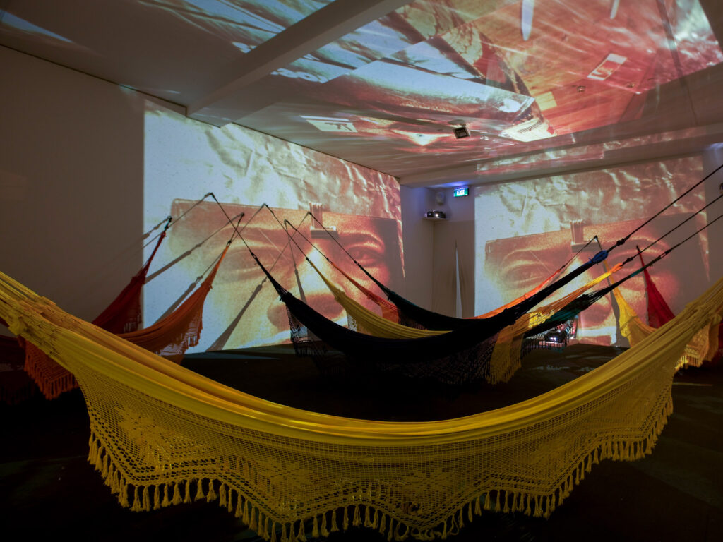 Cosmococa/CC5 Hendrix-war, 1973 de Hélio Oiticica e Neville D’Almeida. Acervo de arte contemporânea Inhotim