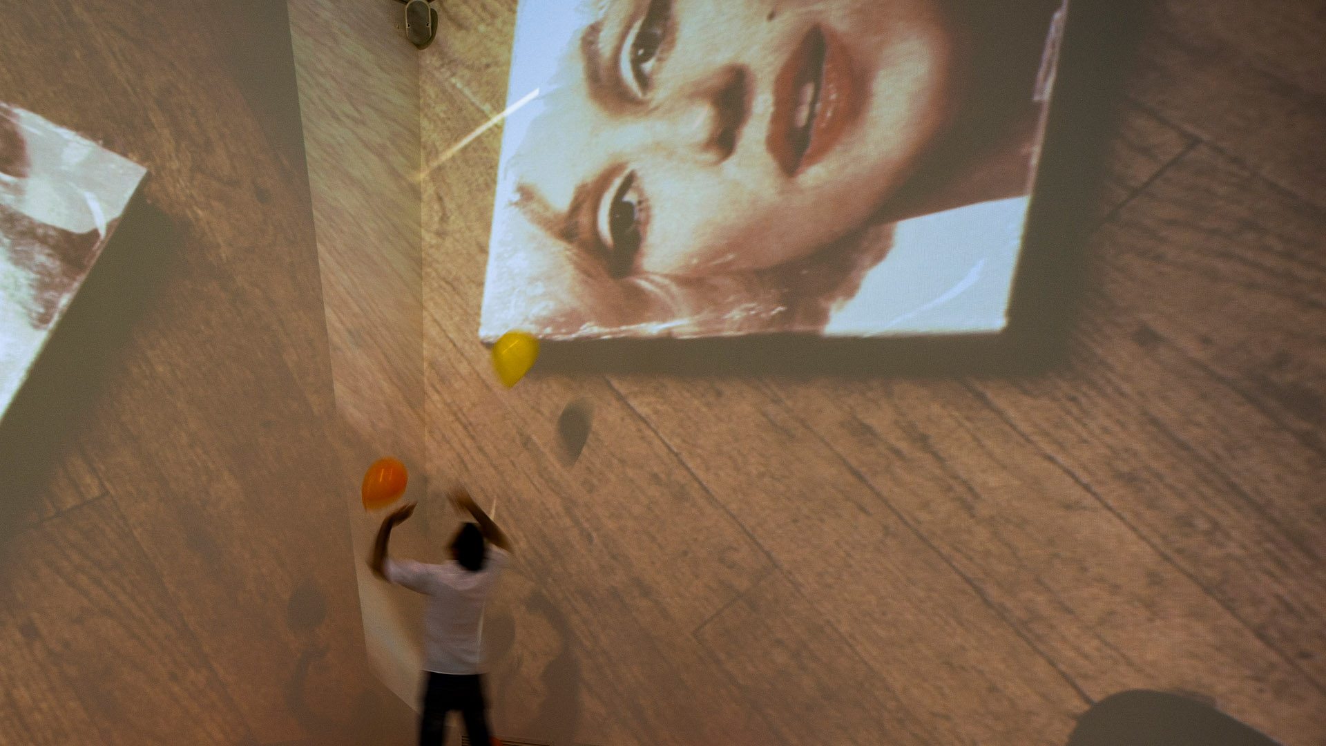 Cosmococa/CC3 Maileryn, 1973 de Hélio Oiticica e Neville D’Almeida. Acervo de arte contemporânea Inhotim