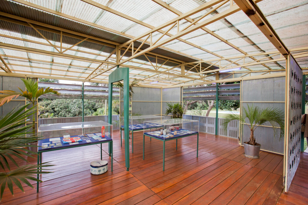Palm Pavilion, 2006-08 de Rirkrit Tiravanija. Acervo de arte contemporânea Inhotim