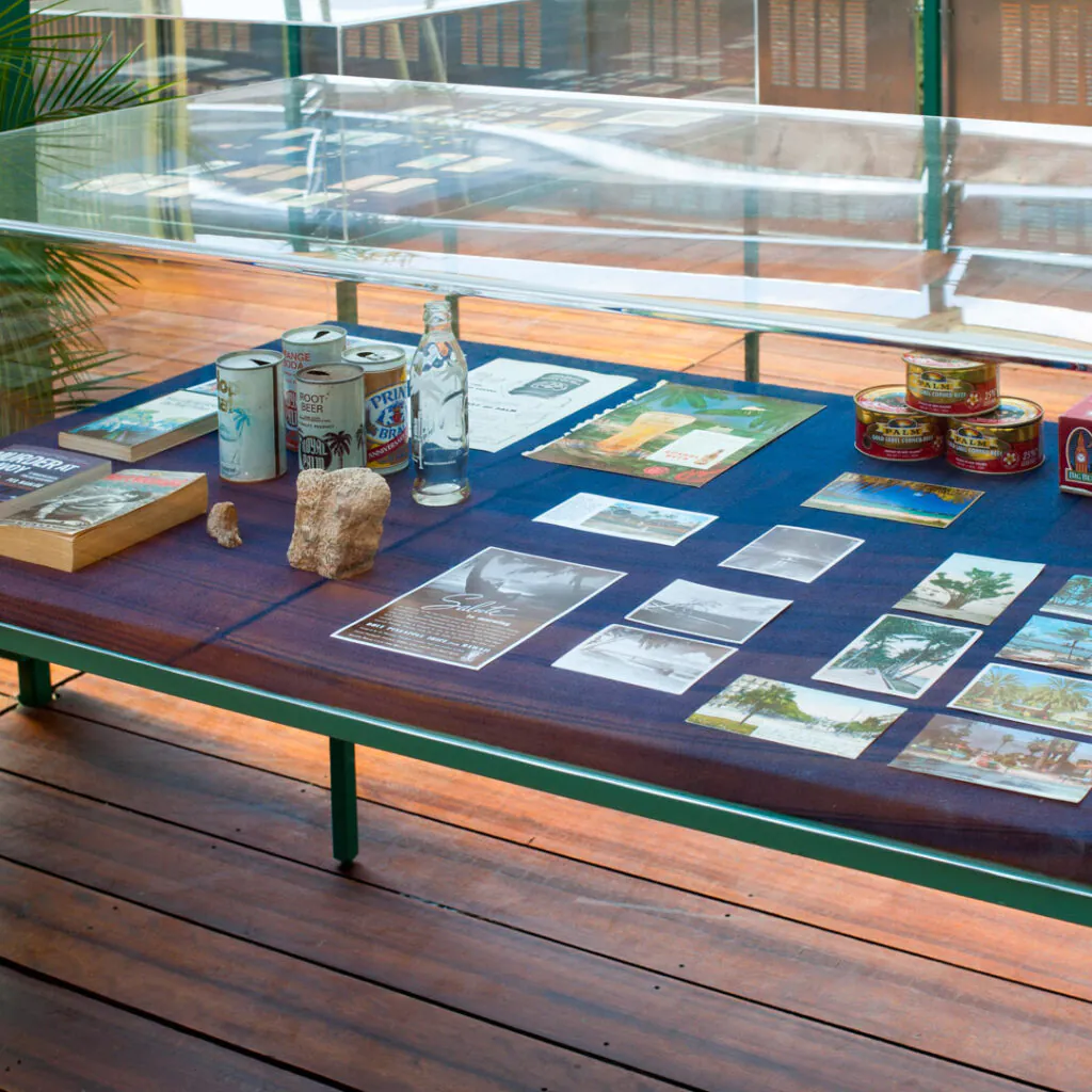 Rirkrit Tiravanija, Palm Pavilion, 2006-08, [detalhe], metal, madeira, palmeiras, materiais diversos, dimensões variáveis. Foto: Eugenio Sávio