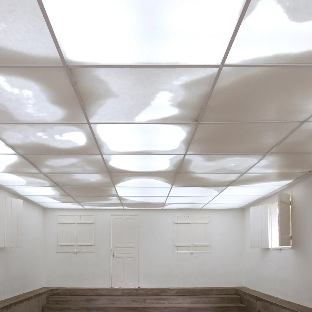 Rivane Neuenschwander, "Continente/Nuvem", 2008-2009, plástico corrugado, alumínio, bolas de isopor, lâmpadas fluorescentes, ventiladores elétricos e timers, dimensões variáveis. Foto: Pedro Motta