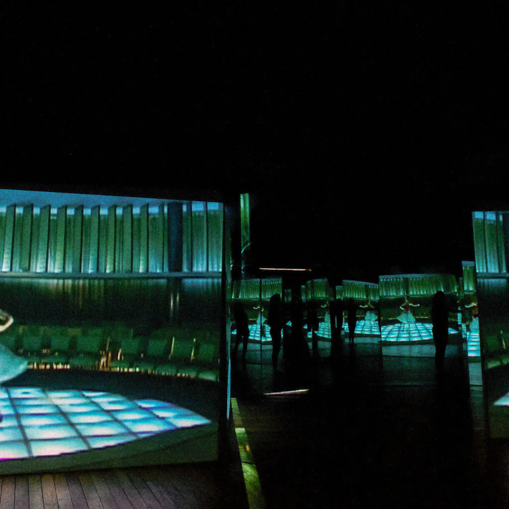 Valeska Soares, Folly, 2005, [vista interna], vídeo transferido para DVD, 5’, madeira, vidro, ar-condicionado, trilha sonora The Look of Love, 250x1110 cm. ​Foto: Daniela Paoliello